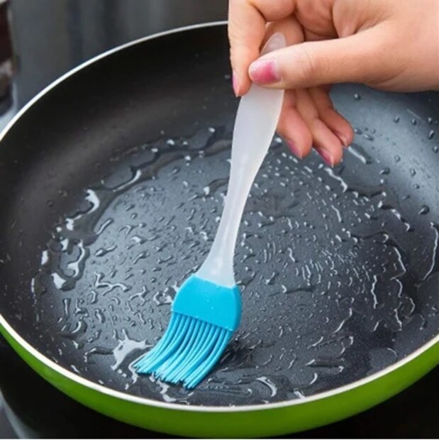 ऑइल ब्रश : हळदी कुंकू कार्यक्रमात महिलांना वाण देण्यासाठी ऑईल ब्रश हा देखील उत्तम पर्याय आहे. तव्यावर डोसा करताना चपाती भाजताना तेल लावण्यासाठी ऑइल ब्रशचा वापर केला जातो. हे ऑइल ब्रश बाजारात अवघ्या 20 रुपयांपासून मिळतात.