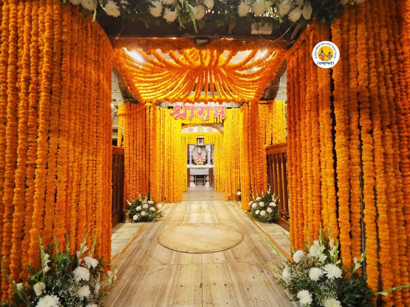 तसेच भव्य राम मंदिर 3 हजार किलो फुलांनी सजवले गेले आहे. श्री रामाच्या स्वागतासाठी केवळ अयोध्येमध्येच नाही तरी देश-विदेशातही मोठ्या प्रमाणावर तयारी सुरु आहे. 