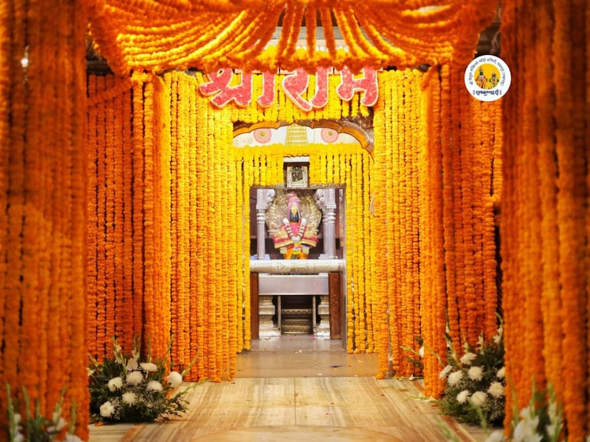 अनेक ठिकाणी लोक एकत्र येऊन तयारी करत आहेत. अनेक ठिकाणी राम चरित मानसचे पठण होत आहे. देशातील शेकडो मंदिरं सजवली गेली आहेत. पंढरपूरचे विठ्ठलाचे मंदिरही अगदी सुंदर सजवले गेले आहे. 