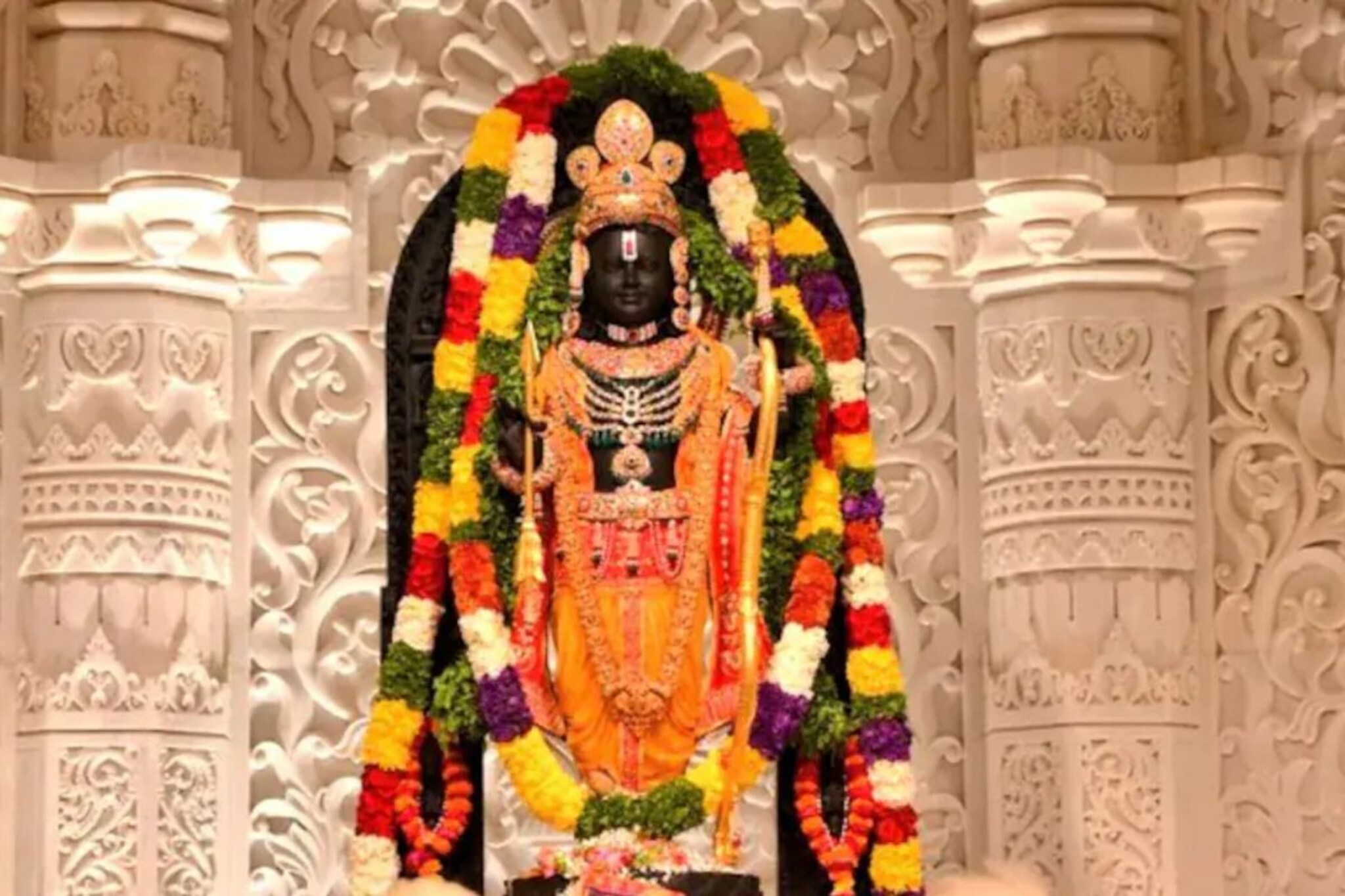 अयोध्येच्या राम मंदिरात पहिल्यांदाच असं घडलं, रामलल्लाच्या मूर्तीवर…Photos