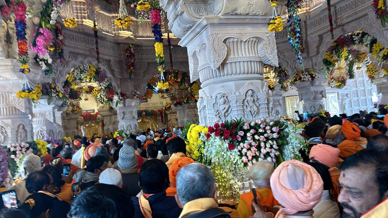 या सोहळ्यासाठी 'श्री रामजन्मभूमी तीर्थ क्षेत्र'ने उद्योगपती गौतम अदानी, मुकेश अंबानी आणि रतन टाटा यांच्यासह सुमारे 8 हजार लोकांना आमंत्रणे पाठवली होती.