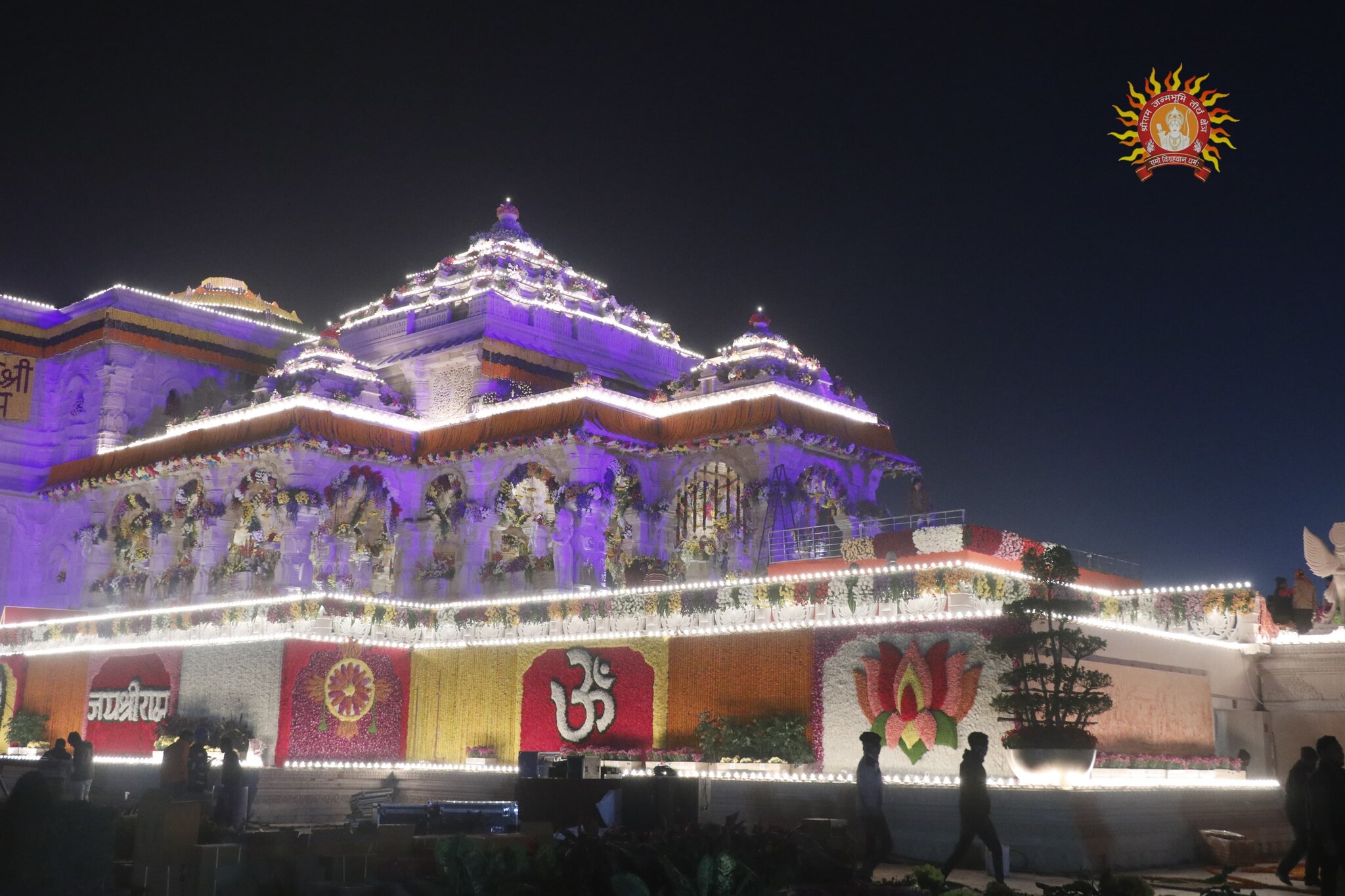 राम मंदिराचे उद्घाटन आणि रामललाच्या नवीन मूर्तीच्या अभिषेकसाठी अयोध्येला 2500 क्विंटल फुलांनी सजवण्यात आले आहे. 