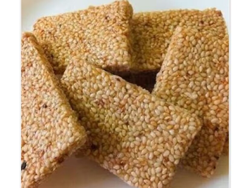 तिळाची चक्की : तिळाची चक्की खूप चवदार लागते. मकर संक्रांतीच्या आधीच अनेक घरांमध्ये ते तयार करून ठेवली जाते. पाहुण्यांना तिळाच्या लाडूसोबत तिळाची चक्की सर्व्ह करणे हा एक चांगला पर्याय असू शकतो.