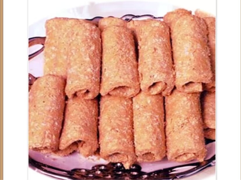 तीळ रोल : तुम्ही मावा रोल खूप खाल्ला असेल. या मकर संक्रांतीला तुम्ही तिळाचा रोल मिठाई म्हणून वापरून पाहू शकता. तीळ आणि सुका मेवा वापरून बनवला जातो. तुम्ही ते घरी सहज तयार करू शकता.