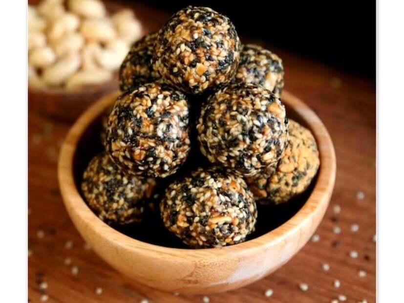 तीळ लाडू : मकर संक्रांतीला तिळाचे लाडू बनवण्याची परंपरा आहे. हे जवळजवळ प्रत्येक घरात बनवले जाते. ते बनवण्यासाठी गूळ आणि तीळ वापरतात. हे खाण्यास अतिशय चविष्ट असून शरीराला ऊब देते.