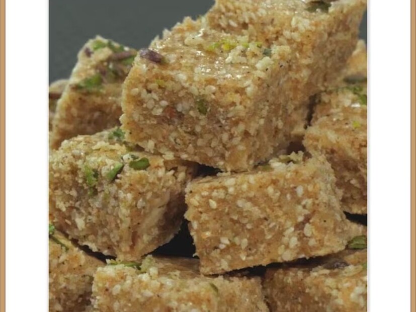 तीळ रवा बर्फी : साध्या तीळ बर्फी व्यतिरिक्त तीळ-रवा बर्फी देखील खूप आवडते. ते बनवण्यासाठी तीळ आणि रवा वापरतात. यामध्ये साखर किंवा गूळ यापैकी एकाचा वापर पाक बनवण्यासाठी करता येतो.