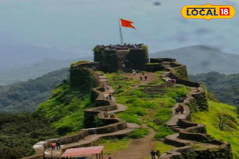 महाबळेश्वरपासून प्रतापगड अगदी हाकेच्या अंतरावर आहे. छत्रपती शिवरायांनी अफझलखानाचा वध याच ठिकाणी केला होता. हा किल्ला 1665 साली बांधण्यात आला होता. गडावर महादेव मंदिर, भवानी मंदिर आणि अफजलखानाची कबर आहे. एक पूर्ण दिवस प्रतापगड आणि परिसरात फिरण्यासाठी जातो.