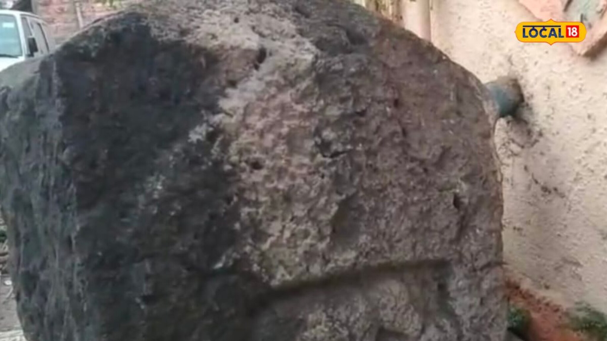 गाढव स्रीशी करतोय संभोग, साताऱ्यात सापडला अजब चित्र असलेला दगड