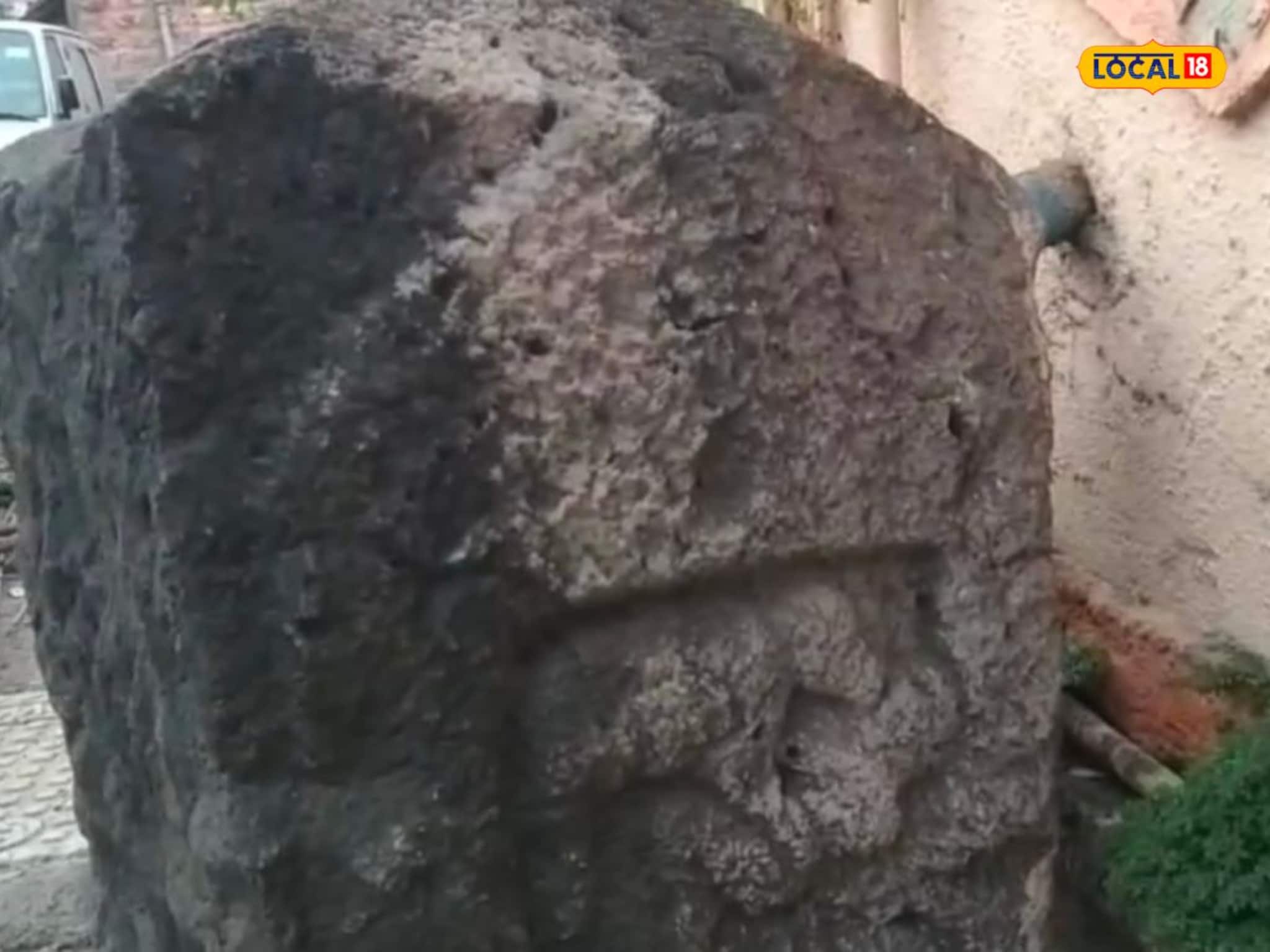 गाढव स्रीशी करतोय संभोग, साताऱ्यात सापडला अजब चित्र असलेला दगड