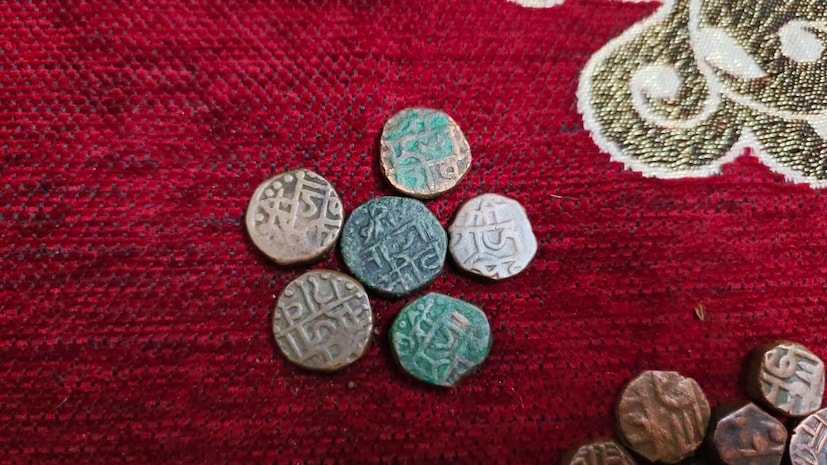 बनकर यांनी नाण्यांसोबतच शस्त्रास्त्रांचा संग्रहही केला आहे. शिवकाळात आणि त्यानंतर युद्धात वापरली जाणारी शस्त्रे त्यांनी संकलीत केली आहेत. त्यांच्या संग्रहात शिवकालीन तलवार, भाले, बरचे, वाघनखे, बीचवा, दांडपट्टे, मराठा तोफ, तलवार, चिलानम, ढाल ब्रिटिशकालीन तलवारी बंदुका आहेत. तसेच 14 आणि 15 व्या शतकातील शस्त्रेही आहेत. (शुभम बोडके, प्रतिनिधी)