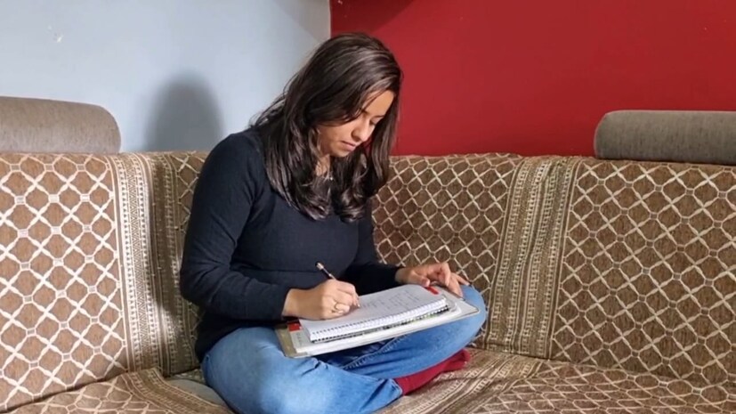 जिद्दीला प्रामाणिक कष्टाची जोड दिली तर कोणतंही स्वप्न नक्की पूर्ण करता येतं. मराठवाड्याची कन्या शुभदा पैठणकर हिनं हेच दाखवून दिलंय. शिक्षक कन्या असणाऱ्या शुभदाचं सुरुवातीचं शिक्षण गावातल्या मराठी शाळेत झालं. पण आता आपल्या कर्तृत्वानं तिनं सातासमुद्रपार अमेरिकेत नाव कमावलंय. शुभदाच्या गुणवत्तेमुळं तिला एका नामांकित कंपनीत तब्बल दीड कोटी रुपयांच्या पॅकेजची नोकरी मिळाली आहे. या कामगिरीमुळे शुभदावर कौतुकाचा वर्षावर होतोय. जिद्दीला प्रामाणिक कष्टाची जोड दिली तर कोणतंही स्वप्न नक्की पूर्ण करता येतं. मराठवाड्याची कन्या शुभदा पैठणकर हिनं हेच दाखवून दिलंय. शिक्षक कन्या असणाऱ्या शुभदाचं सुरुवातीचं शिक्षण गावातल्या मराठी शाळेत झालं. पण आता आपल्या कर्तृत्वानं तिनं सातासमुद्रपार अमेरिकेत नाव कमावलंय. शुभदाच्या गुणवत्तेमुळं तिला एका नामांकित कंपनीत तब्बल दीड कोटी रुपयांच्या पॅकेजची नोकरी मिळाली आहे. या कामगिरीमुळे शुभदावर कौतुकाचा वर्षावर होतोय.