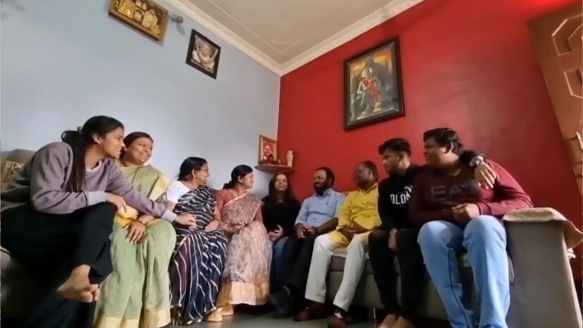तर &quot;आमचा लेकीनं आज जे करून दाखवलेलं आहे त्याचा आम्हाला सार्थ अभिमान आहे. प्रत्येक लेकिन आपल्या आई-वडिलांचे नाव मोठं करावं अशी माझी इच्छा आहे, असं शुभदाच्या आई म्हणतात. (अपूर्वा तळणीकर, प्रतिनिधी)