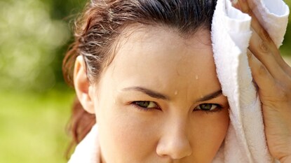 'या' कारणांमुळे ओठांना अजिबात येत नाही घाम 'या' कारणांमुळे ओठांना अजिबात येत नाही घाम