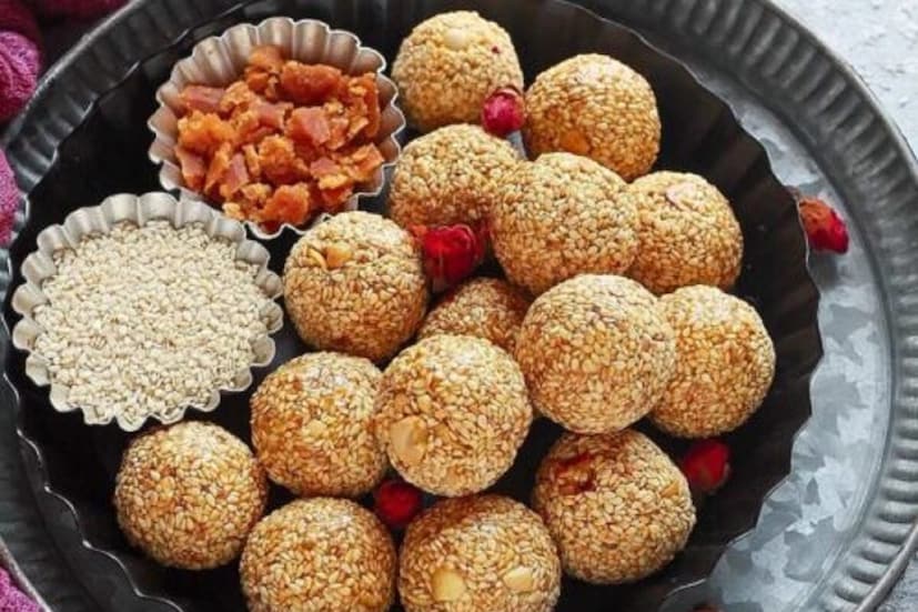हिवाळ्यात तिळाचे लाडू खाणे अतिशय पौष्टिक समजले जाते. याच कारण म्हणजे तिळामध्ये फायबर, कॅल्शियम, लोह, ओमेगा-6 फॅटी ऍसिड, मॅंगनीज, व्हिटॅमिन ई आणि अँटी-ऑक्सिडंट गुणधर्म असतात. हिवाळ्यात तिळाचे सेवन केल्याने त्यातून शरीराला उष्णता मिळते तसेच तिळाच्या सेवनाने हाडे मजबूत होतात आणि हृदय देखील निरोगी राहते.