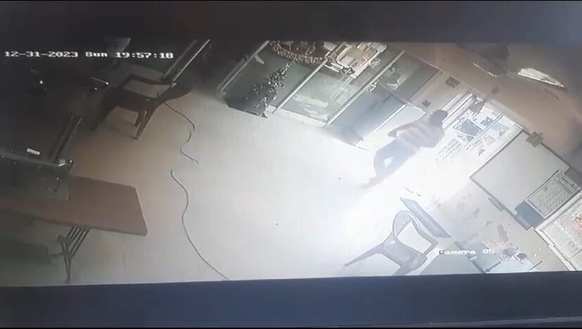 या हल्ल्यात मतिमंद मुलगा आणि माजी नगरसेविका दोघेही गंभीर जखमी झाले असून, त्यांच्यावर खाजगी रुग्णालयात उपचार सुरू आहेत.