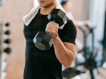 बॉडी बनवण्याच्या नादात करु नका या चुका, जाणून घ्या जीम करण्याचं योग्य वय काय?