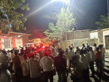 मराठा आंदोलकांनी फोडली काँग्रेस आमदाराची गाडी, PHOTOS आले समोर
