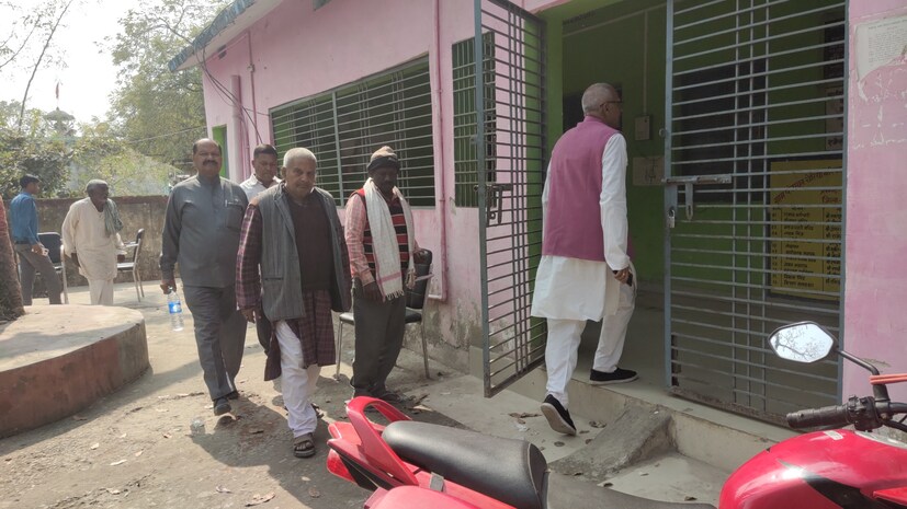 गावातील या न्यायालयात एका खोलीत न्यायाधीशांची खुर्ची, वादी-प्रतिवादी, संपूर्ण न्यायालयात जसे वातावरण असते अगदी तसेच याठिकाणी तयार केले जाते. सरपंच न्यायाधीशाच्या खुर्चीवर बसतात. कारकुनी कामासाठी सरपंचाला लिपिकासारखा सचिव मिळतो आणि कायदेशीर सल्ला देण्यासाठी सरकारी वकील असतात.  गावातील या न्यायालयात एका खोलीत न्यायाधीशांची खुर्ची, वादी-प्रतिवादी, संपूर्ण न्यायालयात जसे वातावरण असते अगदी तसेच याठिकाणी तयार केले जाते. सरपंच न्यायाधीशाच्या खुर्चीवर बसतात. कारकुनी कामासाठी सरपंचाला लिपिकासारखा सचिव मिळतो आणि कायदेशीर सल्ला देण्यासाठी सरकारी वकील असतात.