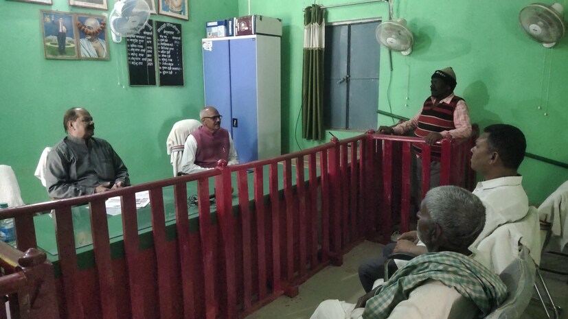 याच कारणामुळे काही प्रकरणे सोडली तर लोक आता न्याय मिळवण्यासाठी पोलीस ठाणे आणि न्यायालयात जाण्याऐवजी या गावातील न्यायालयात येतात. बिहार राज्यातील बेगुसरायच्या चेरिया बरियारपूर सदर पंचायतीमध्ये असे अनोखे न्यायालय चालवले जाते. 