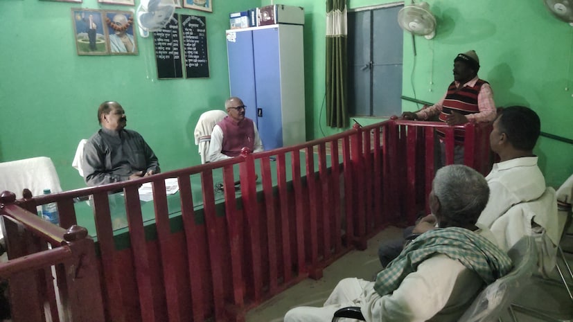 याच गावातील 60 वर्षीय नागरिक अशरफी पासवान यांनी सांगितले की, आमच्या गावातील खटले आता पोलीस ठाण्यात जात नाहीत. गावातील न्यायालयातच त्यांना न्याय मिळतो. कौटुंबिक वाद, मारामारी आणि जमिनीच्या वादाची बहुतांश प्रकरणे गावच्या न्यायालयात चालतात, अशी माहिती येथील स्थानिक देतात. 