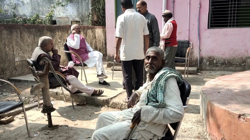 चेरिया बरियारपुर सदर पंचायतीमध्ये जेव्हा न्यायालय भरते, तेव्हा संपूर्ण सेटअप हा जिल्हा न्यायालयासारखा असतो. अनेक वेळा सरपंच रवीश कुमार, उपसरपंच, पंच यांनीही निर्णय देताना सहकार्य करतात. त्यामुळे गेल्या 10 वर्षांत या पंचायतीतील केवळ 5 टक्के प्रकरणे पोलीस ठाण्यात पोहोचतात. या ग्राम न्यायालयाची संपूर्ण जिल्ह्यात चर्चा आहे.