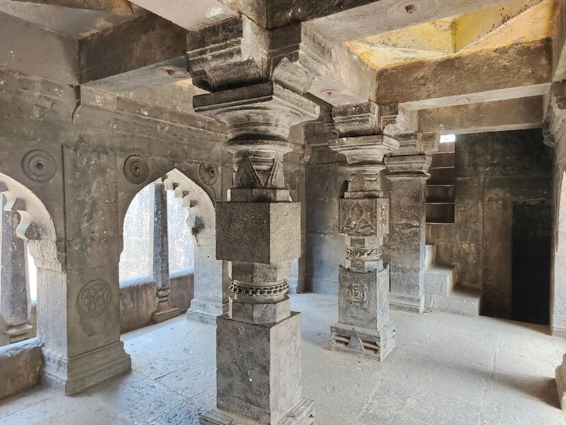 मुख्य विहिरीच्या वरच्या बाजूस एक जिना आणि आत उतरण्यास चोरवाटा देखील आहेत. विहीर दोन टप्प्यात विभागली आहे. अष्टकोनी मुख्य विहीर आणि जोडून आयताकृती असणारा आड आहे . या दोन्ही विहिरींच्या मध्ये आलिशान असा राजवाडा आहे. या राजवाडाच्या मध्यभागी चार खांब आहेत.