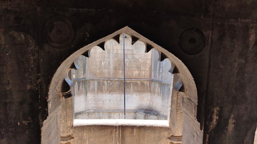 या विहिरीच्या मध्यभागी दोन मजली राजवाडा आणि दोन्ही बाजूला दोन विहिरी आणि आड असल्याने ही अत्यंत सुंदर वास्तू नेमकी कशा पद्धतीने बांधली असेल याचे कोडे अजून देखील सुटले नाही. या विहिरीला वरून पाहिल्यास साधारणता शिवलिंगाच्या आकाराची विहीर दिसते. त्याच बरोबर या विहिरीला पुढच्या बाजूने पाहिल्यास अष्टकोनी आकाराची विहीर दिसते. विहिरीच्या आतील बाजूस चार शिल्पे आहेत. त्या शिल्पाला शरब असे म्हटले जाते. शरब प्राणी हा अतिशय रागीट प्राणी म्हणून ओळखला जातो.
