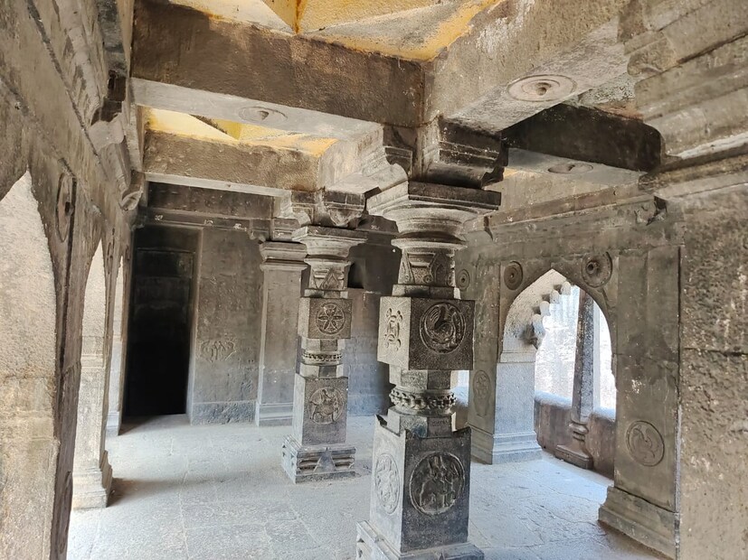 प्रत्येक खांबावर वेगवेगळी शिल्पे कोरलेली आहेत. गणपती, हनुमान यांची शिल्पे त्याखाली गजारूढ महाराजांचे शिल्पचित्र आहे. दुसऱ्या खांबाला हत्ती, घोडे, श्रीकृष्ण राधा, तर एका बाजूला प्रभू राम, लक्ष्मण, सीता आणि महाराजांचे शिल्प कोरलेले आहे. त्यावरील बाजूस कोरीव फुलांचे नक्षीकाम केलेले आहे.