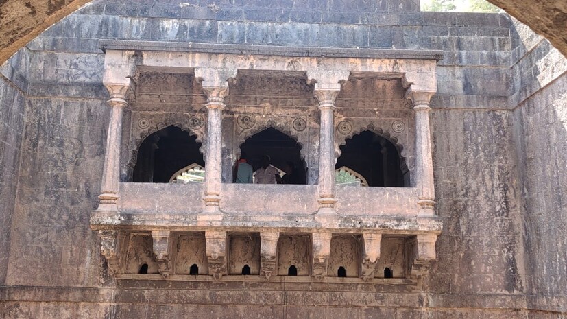 लिंब येथील विहीर दोन टप्प्यात आहे. पहिला टप्पा जात असताना 28 पायऱ्या उतराव्या लागतात. 28 पायऱ्या उतरल्यानंतर विहिरीच्या पहिल्या टप्प्याला उपविहीर किंवा आड असे देखील म्हणतात. आपण 'इकडे आड तिकडे विहीर' ही म्हण ऐकली असेल. या विहिरीकडे पाहून या म्हणीची प्रचिती येते. या विहिरीचा पहिला टप्पा म्हणजे आड आणि दुसरा टप्पा म्हणजे विहिरीचा मुख्य भाग आहे.
