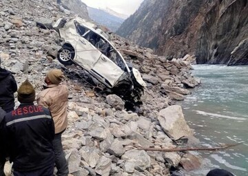 इनोव्हा दरीत कोसळली अन् काहीच उरलं नाही, पण तो बेपत्ता झाला, 100 जण शोधताय पण..