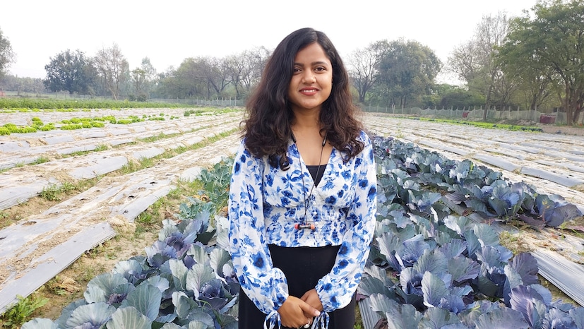 अनुष्का जायसवाल असे या तरुणीचे नाव आहे. ती उत्तर प्रदेशातील एका युवा शेतकरी म्हणून आज ओळखली जात आहे. तिने फक्त 23 वर्षे वयात असताना शेती करायला सुरुवात केली. आता तिचे वय 27 वर्षे आहे. फक्त 4 वर्षात तिने तब्बल 22 लाख रुपयांपेक्षा जास्त पैसे कमावले आहेत. अनुष्का जायसवाल असे या तरुणीचे नाव आहे. ती उत्तर प्रदेशातील एका युवा शेतकरी म्हणून आज ओळखली जात आहे. तिने फक्त 23 वर्षे वयात असताना शेती करायला सुरुवात केली. आता तिचे वय 27 वर्षे आहे. फक्त 4 वर्षात तिने तब्बल 22 लाख रुपयांपेक्षा जास्त पैसे कमावले आहेत.