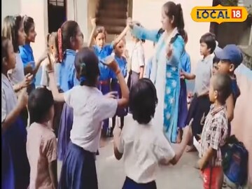 विद्यार्थ्यांना शिकवताना शिक्षिका
 विद्यार्थ्यांना शिकवताना शिक्षिका