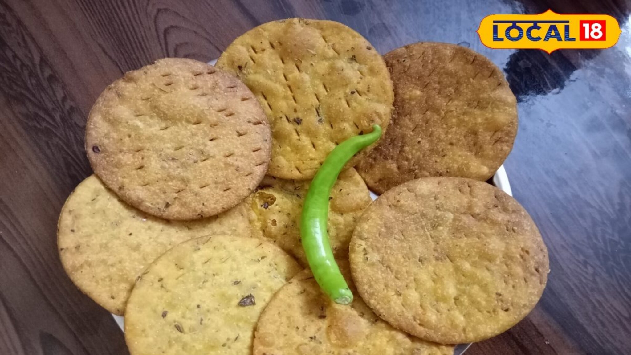 घरीच बनवा 10 मिनिटांत खस्ता नमकीन; या साहित्यापासून बनेल चविष्ट