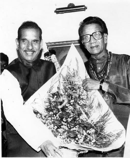 राज्याचे माजी मुख्यमंत्री आणि शिवसेनेचे ज्येष्ठ नेते डॉक्टर मनोहर जोशी यांचं आज ( 23 फेब्रुवारी ) निधन झालं. वयाच्या 86 व्या वर्षी त्यांनी अखेरचा श्वास घेतला. राज्याचे माजी मुख्यमंत्री आणि शिवसेनेचे ज्येष्ठ नेते डॉक्टर मनोहर जोशी यांचं आज ( 23 फेब्रुवारी ) निधन झालं. वयाच्या 86 व्या वर्षी त्यांनी अखेरचा श्वास घेतला.