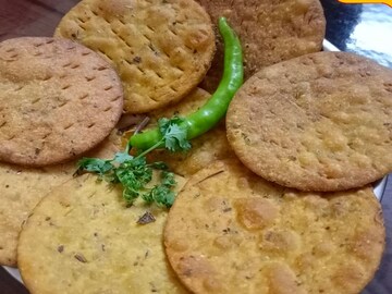 घरीच बनवा 10 मिनिटांत खस्ता नमकीन; या साहित्यापासून बनेल चविष्ट