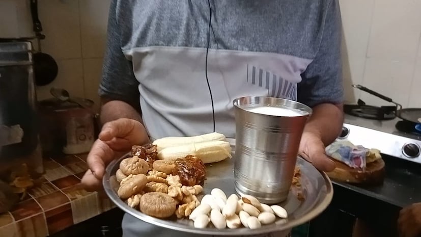 ड्रायफूट्स शेकसाठी लागणारे साहित्य : अर्धा वाटी भिजवलेले बदाम, अर्धी वाटी भिजवलेले अंजीर, अर्धी वाटी भिजवलेले अक्रोड, अर्धी वाटी खजूर, अर्धी वाटी गूळ, 2 ग्लास गाईचं दूध, 2 केळी आणि हवे असल्यास फुटाणे तुम्ही घेऊ शकतात.