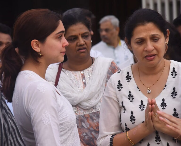 मनोहर जोशी यांना अखेरचा निरोप देताना त्यांच्या कुटुंबियांना अश्रू अनावर झाले. 
