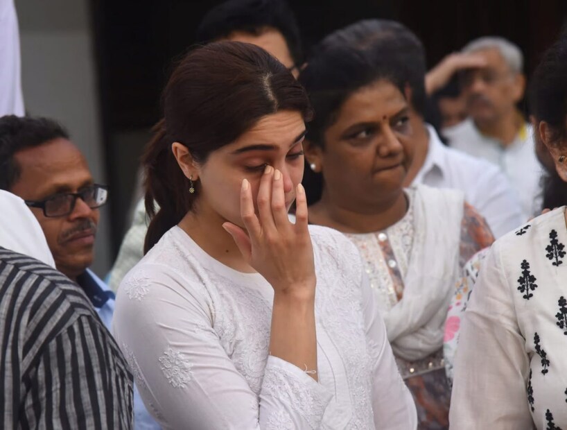 शर्वरी तिची आई आणि कुटुंबियांना धीर देताना दिसली. 