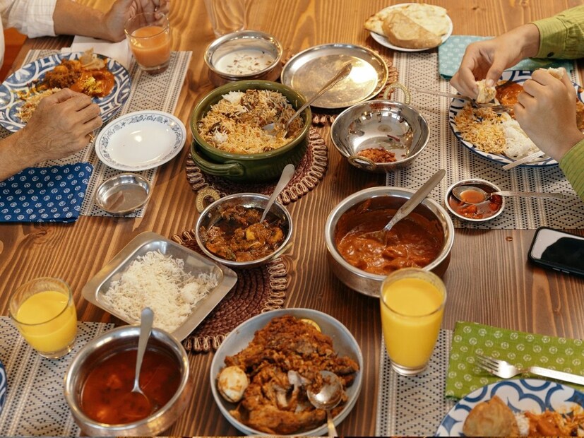 चिकन, मटण, मासे... अहाहा... वाचूनच अनेकांच्या तोंडाला पाणी सुटलं असेल. किती तरी लोक नॉनव्हेज दिसताच त्यावर तुटून पडतात, नॉनव्हेज पदार्थांवर ताव मारतात. पण नॉनव्हेज खाल्ल्यानंतर ते पोटात किती वेळ राहतं, शरीरात ते पचायला किती वेळ जातो याचा तुम्ही कधी विचार केला आहे का?