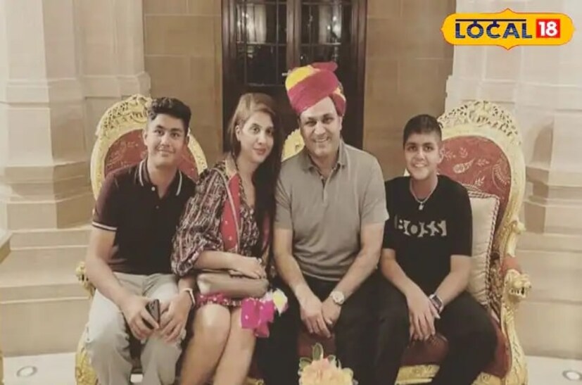 स्फोटक फलंदाज वीरेंद्र सेहवागचे घर एखाद्या महालापेक्षा कमी नाही. त्याच्या बंगल्यात प्रवेश करताच एक गेस्ट रूम आहे. याठिकाणी त्यांना भेटणारे लोक बसतात. पाहुण्यांच्या खोलीत सेहवाग क्रिकेट खेळतानाचे काही फोटो आहेत. यानंतर, ड्रॉइंग एरिया आहे, जो खूपच सुंदर आहे.