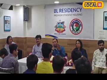 विद्यार्थ्यांना मार्गदर्शन करताना जिल्हाधिकारी