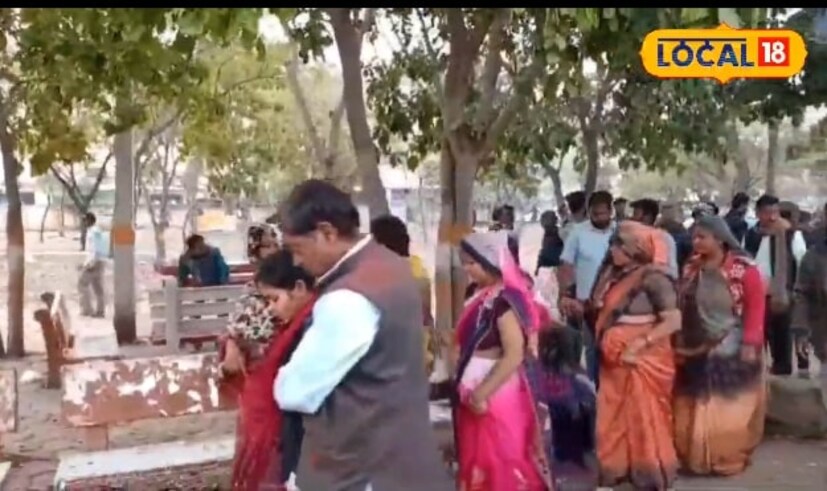 या सर्वांनी अंत्ययात्रेला सोबत घेऊन मुलाप्रमाणे मुक्तिधाम येथे अंत्यसंस्काराची सर्व व्यवस्था केली. यावेळी मोठ्या संख्येने लोक उपस्थित होते.