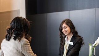  'या' हॉटेलमध्ये ग्राहकांचा करतात अपमान