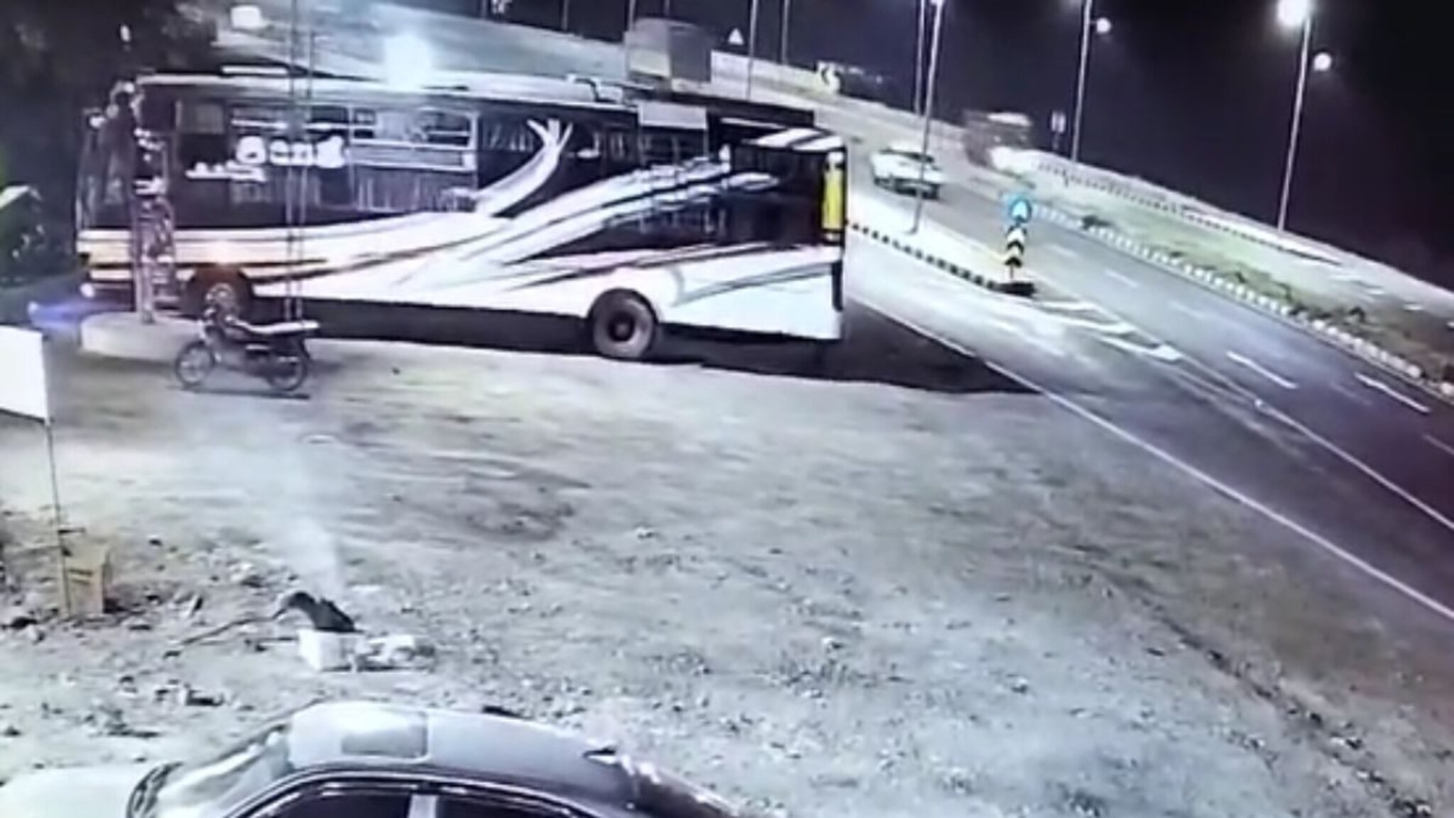 लघुशंकेसाठी ट्रॅव्हल्समधून खाली उतरला, तेवढ्यात चोरट्यांनी डाव साधला; पैशांनी भरलेल्या बॅगेच्या चोरीचा Live video