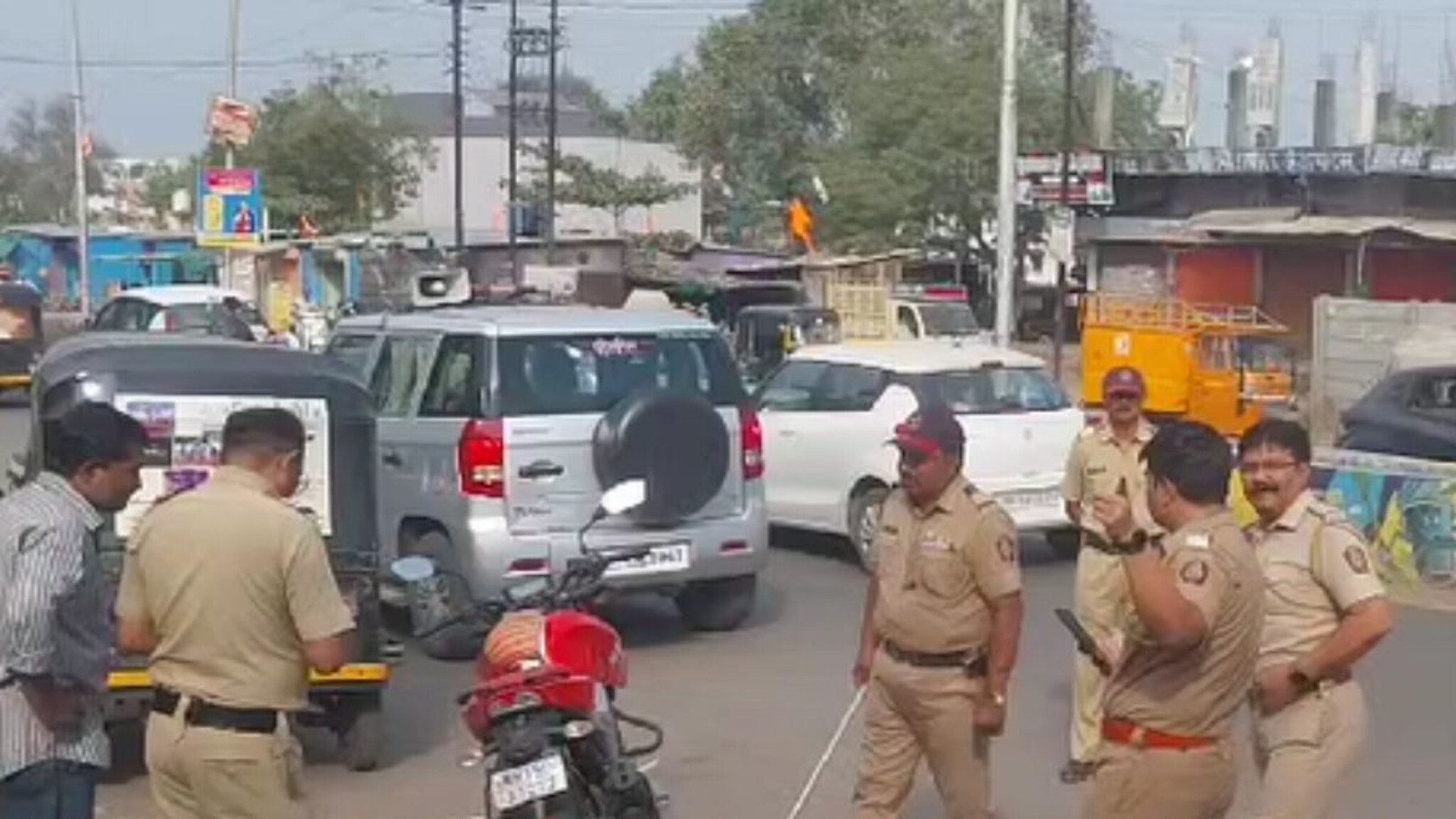 सलाम पोलिसांच्या कर्तव्यनिष्ठेला! तरुणाचा जीव वाचवण्यासाठी धावत्या वाहनातून उडी