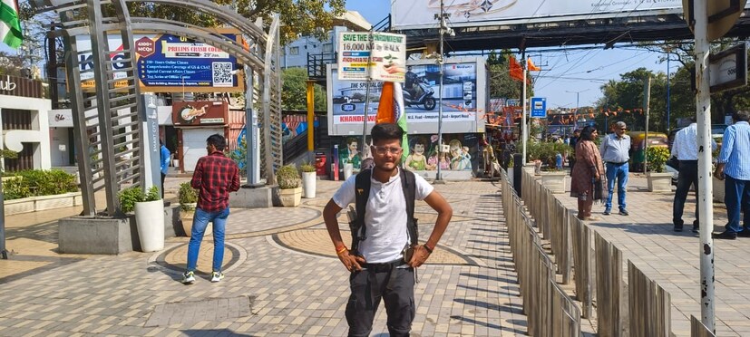 25 वर्षांच्या आशुतोषने सांगितले की, 2022 मध्ये मी नोकरी सोडल्यामुळे कुटुंबीय नाराज होते. त्यांना सांगणे कठीण होते. मात्र, मी निर्णय घेतला होता. 90 हजारांची नोकरी मी यासाठी सोडली. पुन्हा 2023 साठी वंदेभारत पदयात्रेची सुरुवात केली. मात्र, आता 2 महिन्यांनी आई वाराणसी येथे भेटायला आली, तेव्हा त्यांचा सन्मान केला. त्यानंतर जेव्हा नागरिकांनी त्यांच्या पाया पडल्या, तेव्हा त्यांच्या डोळ्यात अश्रू आले. त्यावेळी त्यांना वाटले माझा निर्णय आणि माझे ध्येय चुकीचे नाही आहे. 