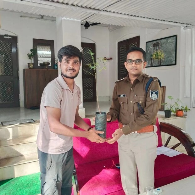 या यात्रेवर निघालेल्या आशुतोषने सांगितले की, बीएससी केल्यानंतर दिल्लीत त्याला 90 हजार रुपये महिन्याची नोकरी मिळाली होती. दिल्लीत राहिल्यादरम्यान, प्रदुषणामुळे मला त्रास होत होता. वाढत्या प्रदूषणाची चिंता होत होती. यासाठी लोकांना जागरूक करण्यासाठी त्याने नोकरी सोडली आणि पायी यात्रेवर निघाला. आता तो ज्या शहरातून जातो, तिथे तो त्या लोकांशी भेटतो आणि त्यांना वृक्षारोपण तसेच पर्यावरणासंदर्भात जागरूक करण्यासाठी प्रोत्साहित करतो. 