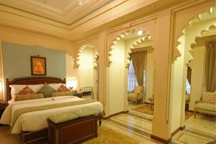 उदयपूर शहरातील सिटी पॅलेसमध्ये असलेल्या या स्पेशल हॉटेलच्या भाड्याबद्दल बोलायचे झाले तर त्यातील एका दिवसाच्या मुक्कामाचे भाडे 44 हजार रुपयांपासून सुरू होते, जे 4 लाख रुपयांपर्यंत जाते. 