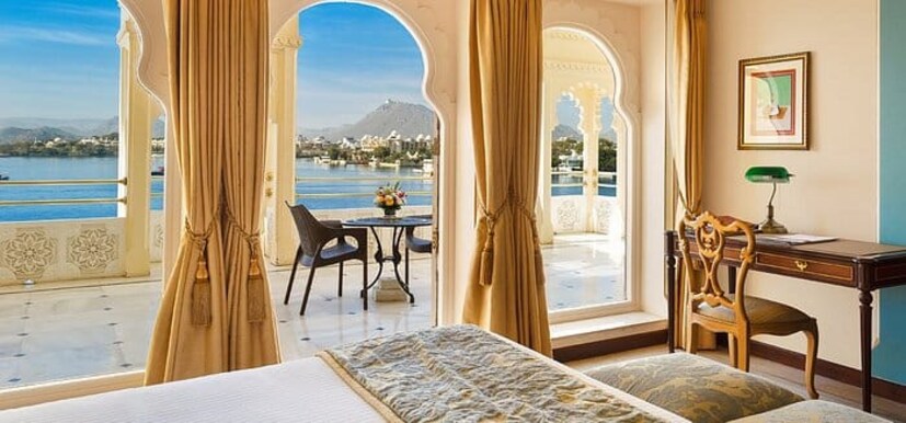 शाही सुविधांसोबतच तुम्हाला येथे अनेक लक्झरी सुविधाही मिळतील. इथे आल्यावर राहताना तुम्हाला राजा-राणीसारखे वाटू शकते.