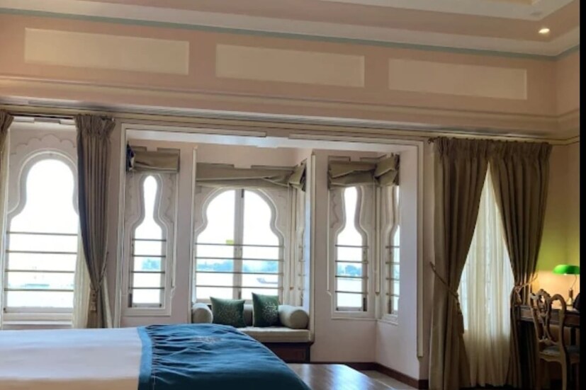 या हॉटेलच्या प्रत्येक खोलीतून तुम्हाला उदयपूर शहराचे सुंदर दृश्य पाहायला मिळेल. इथे बनवलेल्या छोट्या खिडक्या पाहून तुम्हाला आनंद वाटेल. 